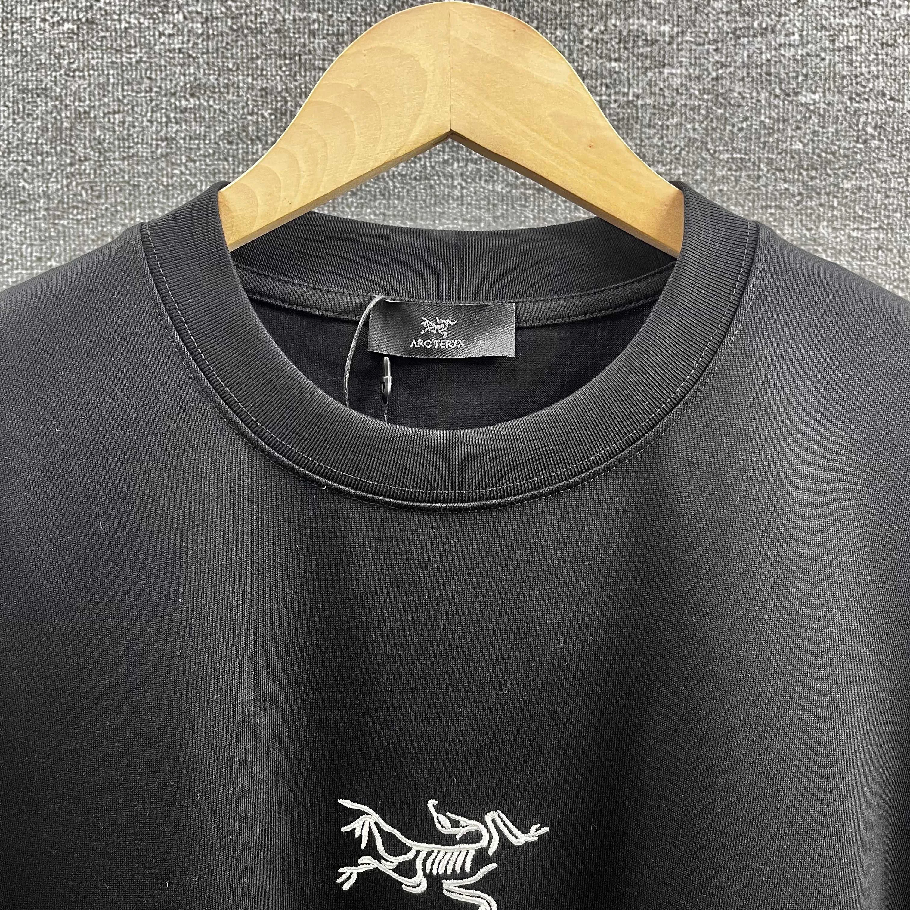 AR*C'TE*RYX* * 2026 New Arrival Classic logo T Same Style ：Black White Red Size： S （90-130 ） M （120-150 ） L （140-165 ） XL （160-180 ） XXL （180 ）